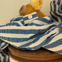 Robe Laëtitia seersucker de coton de coton large rayure bleue vue détail | Quintessence