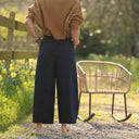 Pantalon Briac sergé de coton bleu marine porté | atelier à Roubaix