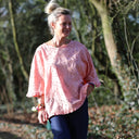 Blouse Annette – Broderie de coton rose pamplemousse ajourée