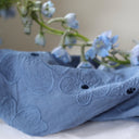 Blouse Annette - Broderie fleurie ajourée bleu myosotis