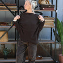 Pull asymétrique Quiterie — maille douce chocolat