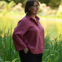 Blouse Lueur — Double gaze de coton brodée framboise