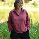 Blouse Lueur — Double gaze de coton brodée framboise