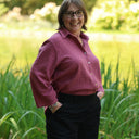 Blouse Lueur — Double gaze de coton brodée framboise