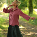 Blouse Lueur — Double gaze de coton brodée framboise