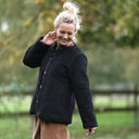 Veste Roxane en sherpa noir, boutons noir et camel et brides en ganse noire