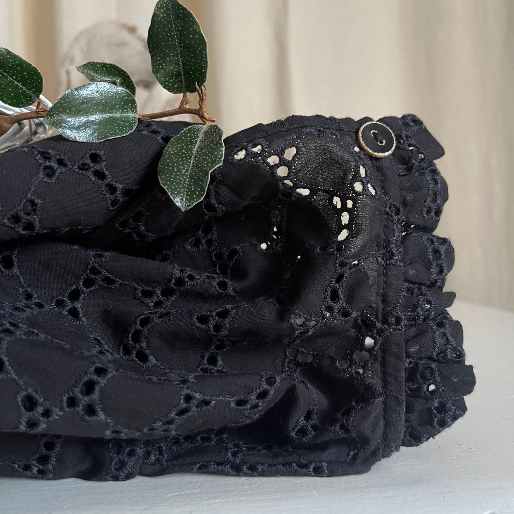Blouse Léa - broderie de coton fleurie noire