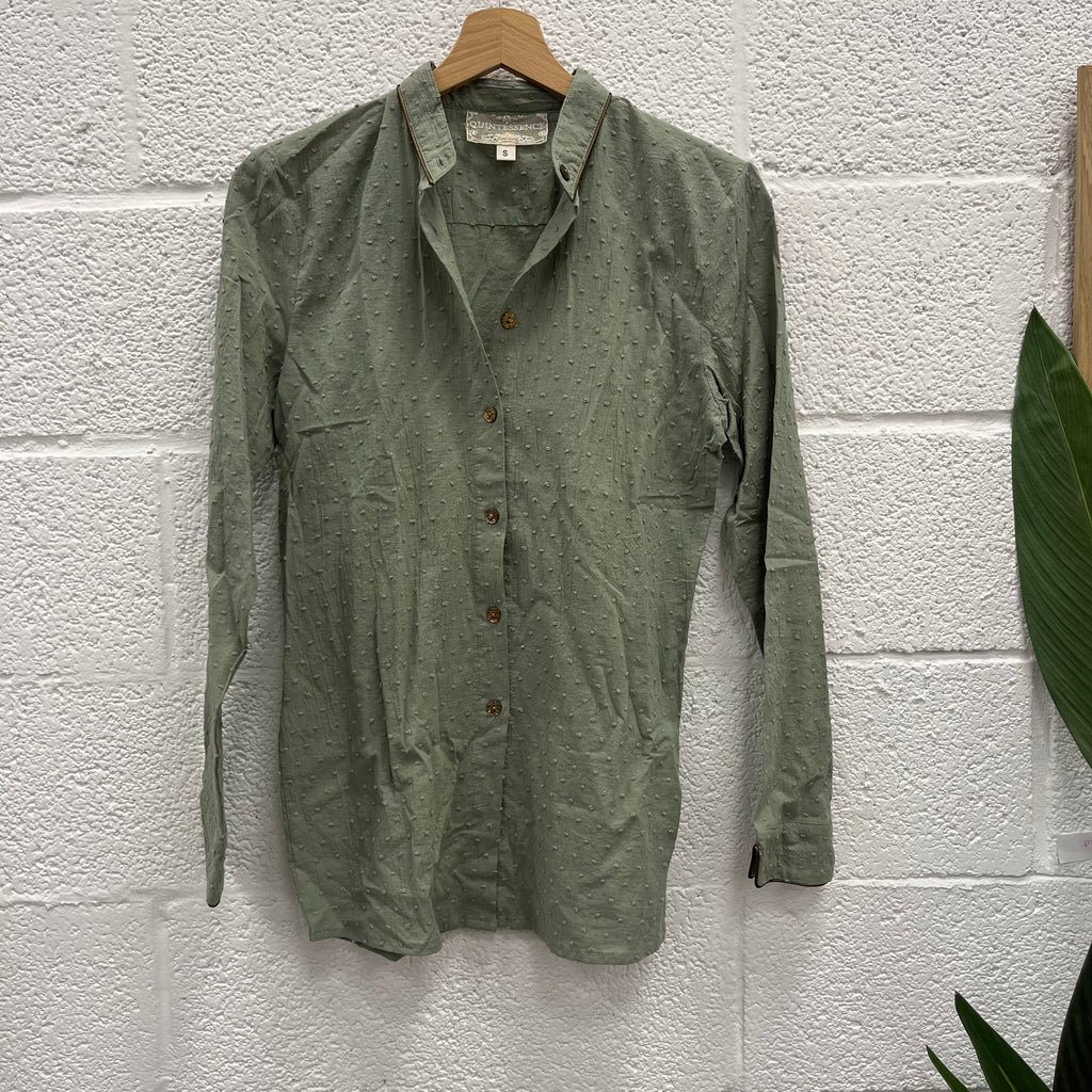 #101 imparfait -blouse Chloé en voile de coton plumetis vert mousse