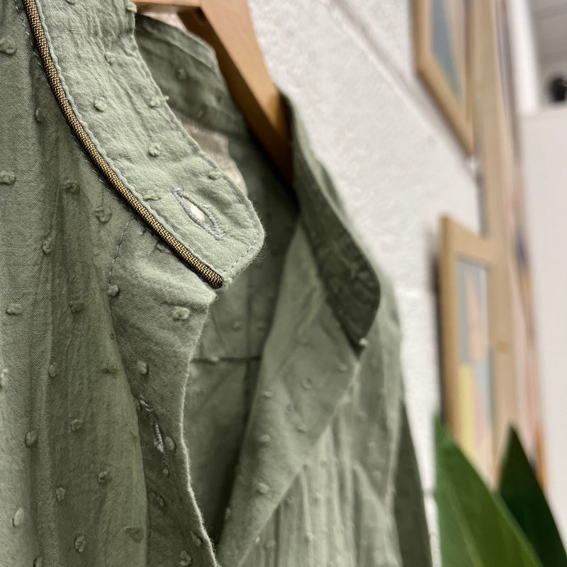 #101 imparfait -blouse Chloé en voile de coton plumetis vert mousse