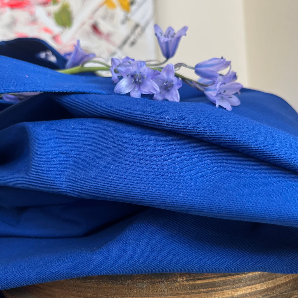 Robe salopette Eva sergé de coton bleu majorelle
