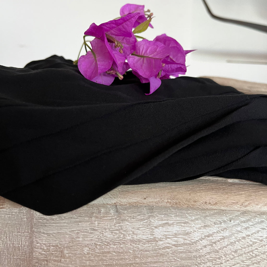 La combi India en sergé de viscose noir  - fourche courte adaptée jusqu'à 1m63