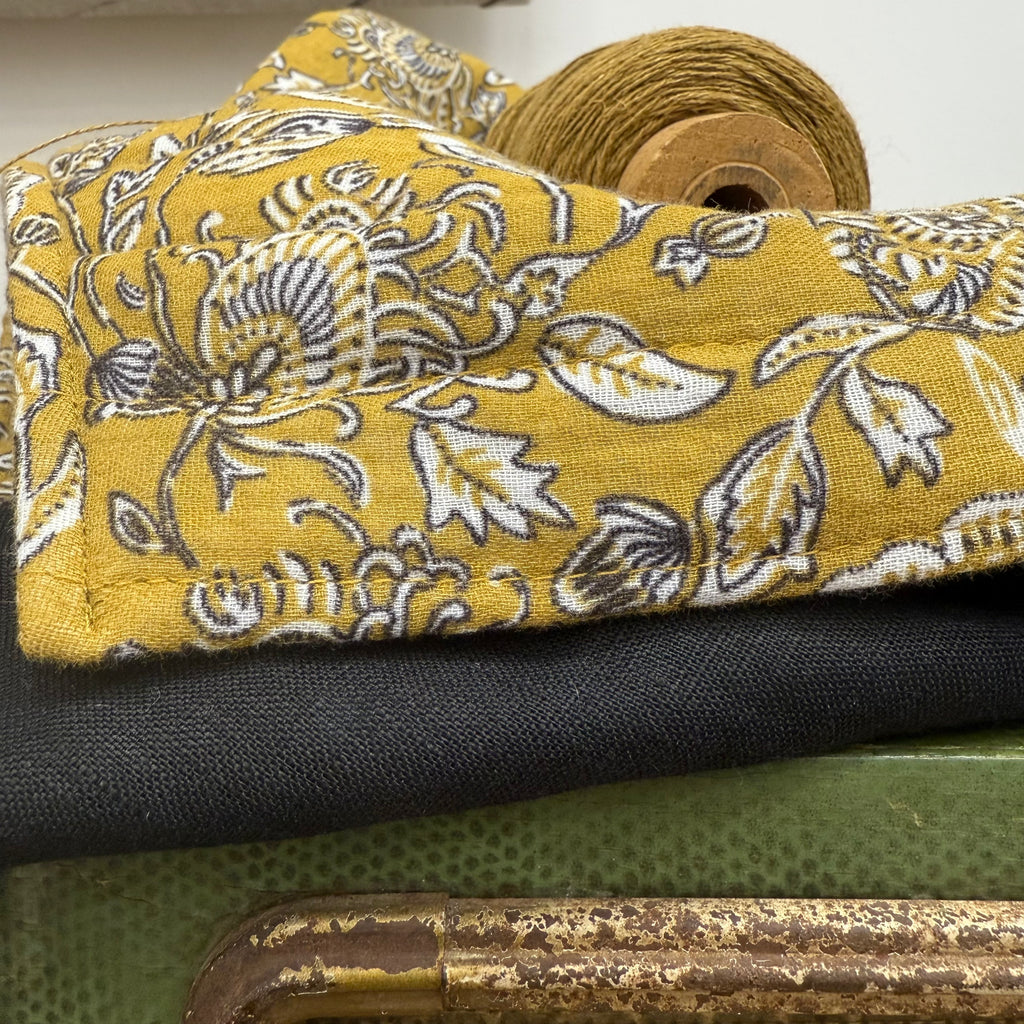 Gilet Basile matelassé en double gaze de fleurs ocrées