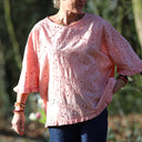 Blouse Annette Broderie de coton rose pamplemousse ajourée | Quintessence