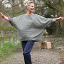 Blouse Annette Broderie fleurie kaki porté | atelier à Roubaix