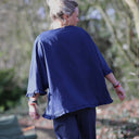 Blouse Annette Lin bleu indigo porté | atelier à Roubaix