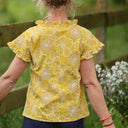Blouse Camélia Broderie bouton d'or porté | atelier à Roubaix