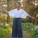 Blouse Yoko voile de coton broderie blanc cassé fleurs en farandole porté | atelier à Roubaix