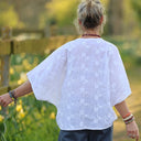 Blouse Yoko voile de coton broderie blanc cassé fleurs en farandole vue détail | Quintessence