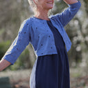 Boléro Ange - coton brodé ajouré bleu lavande - Quintessence