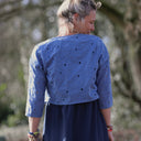 Boléro Ange - coton brodé ajouré bleu lavande - Quintessence