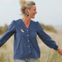 Boucles d’oreilles Camélia – Émaillées bleu & doré - Quintessence