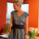 Ceinture Anita double gaze de coton bleu nuit plumetis or porté | atelier à Roubaix