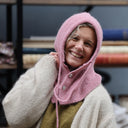 Cagoule Florelle rose boisé portée par Marine, boutons de nacre et cordon ton sur ton