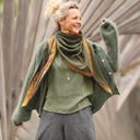 Le foulard Calista Kaki plumetis/Tara porté | atelier à Roubaix