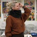 Le snood Douillet Nilo Fourrure cendrée hauteur 20cm porté | atelier à Roubaix