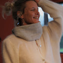 Le snood Nilo Laine vierge gris chiné hauteur 20m porté | atelier à Roubaix