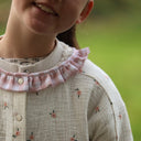 Le tablier d'écolier Suzanne double gaze de coton fleuri brodé vue détail | Quintessence