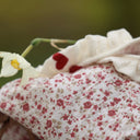 Le tablier d'écolier Suzanne Double gaze de coton imprimé coquelicot vue détail | Quintessence