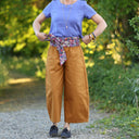 Pantalon Briac sergé de coton ocre porté | atelier à Roubaix