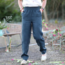Pantalon Eliot Lin canard porté | atelier à Roubaix