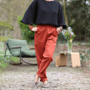 Pantalon Eliot Lin terracotta porté | atelier à Roubaix