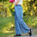 Pantalon Suwannee coton armuré fleurs des bois porté | atelier à Roubaix