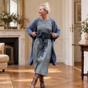 Robe Perrine à carreaux grisés dans un appartement parisien