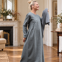 Robe Perrine à carreaux grisés dans un appartement parisien