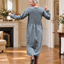 Robe Perrine à carreaux grisés ceinturée dans un appartement parisien