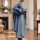 Robe Perrine à carreaux grisés vue de dos dans un appartement parisien