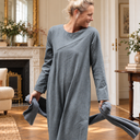 Robe Perrine à carreaux grisés en mouvement dans un appartement parisien