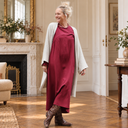 Robe Perrine lie de vin dans un appartement parisien