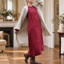 Robe Perrine lie de vin dans un appartement parisien
