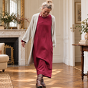 Robe Perrine lie de vin dans un appartement parisien