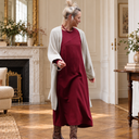 Robe Perrine lie de vin dans un appartement parisien