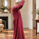 Robe Perrine lie de vin dans un appartement parisien