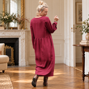 Robe Perrine lie de vin dans un appartement parisien