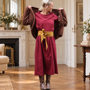 Robe Perrine lie de vin dans un appartement parisien
