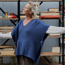 Poncho Erel — maille douce bleu indigo - Quintessence