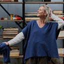 Poncho Erel — maille douce bleu indigo - Quintessence
